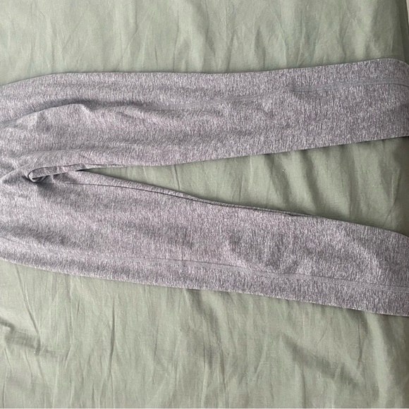 V front waistband with booty-focused back are perfect for you. - Picture 4 of 4